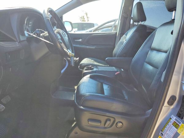 2018 TOYOTA SIENNA SE/SE Premium