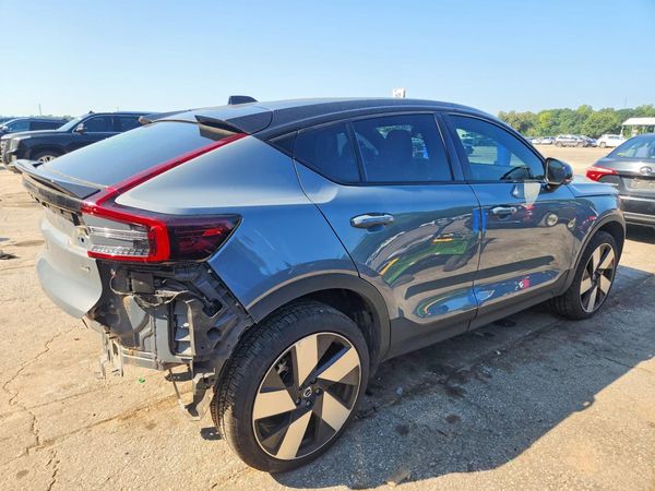 2022 VOLVO C40