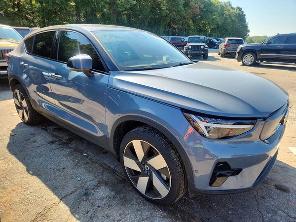 2022 VOLVO C40