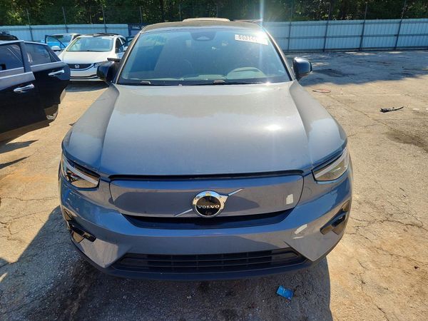 2022 VOLVO C40
