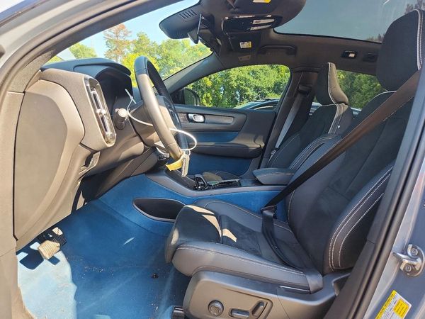 2022 VOLVO C40