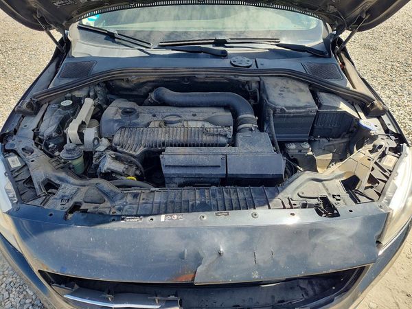 2015 VOLVO S60 Premier (non R design) — Engine bay