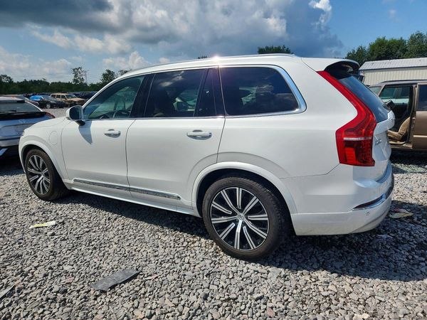 2022 VOLVO XC90