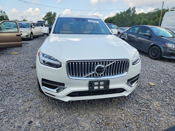 2022 VOLVO XC90