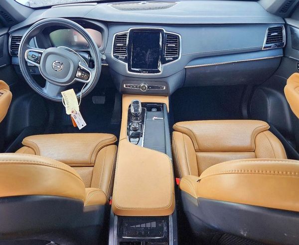 2022 VOLVO XC90