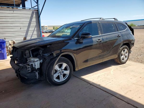 2022 TOYOTA HIGHLANDER LE