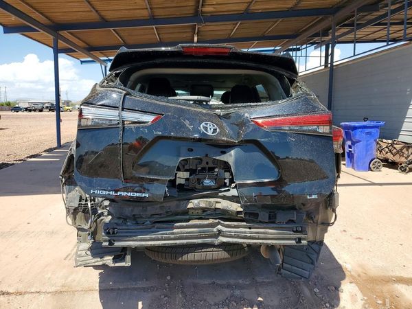 2022 TOYOTA HIGHLANDER LE