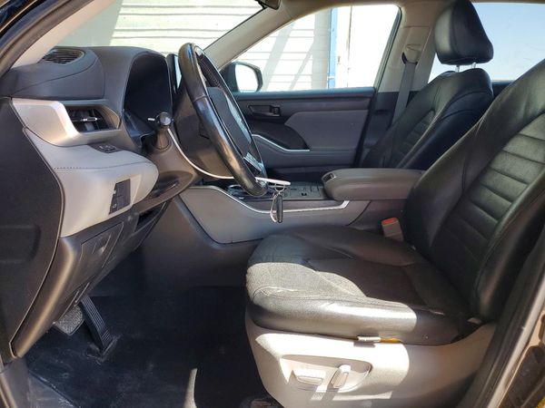 2022 TOYOTA HIGHLANDER LE