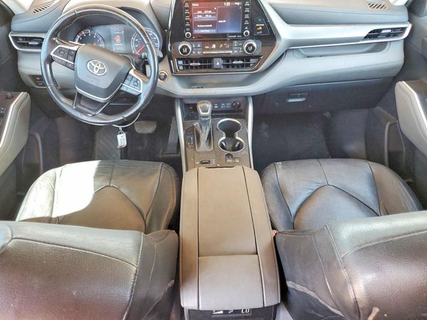 2022 TOYOTA HIGHLANDER LE