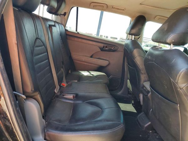 2022 TOYOTA HIGHLANDER LE
