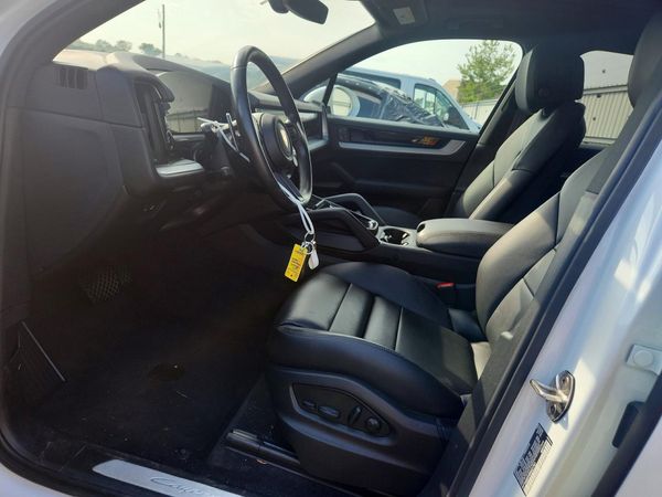 2024 PORSCHE CAYENNE