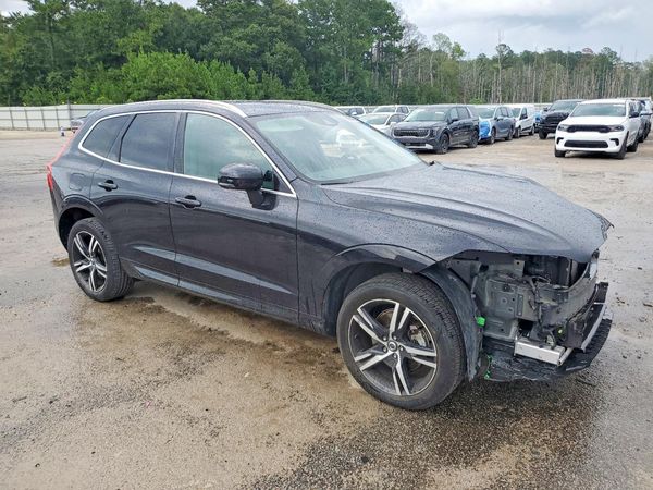 2021 VOLVO XC60 Momentum