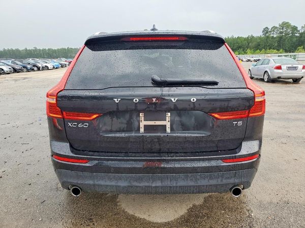 2021 VOLVO XC60 Momentum
