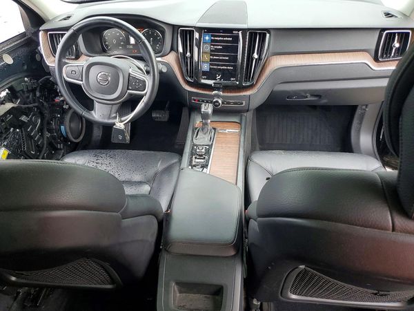 2021 VOLVO XC60 Momentum