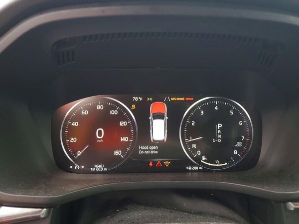 2021 VOLVO XC60 Momentum