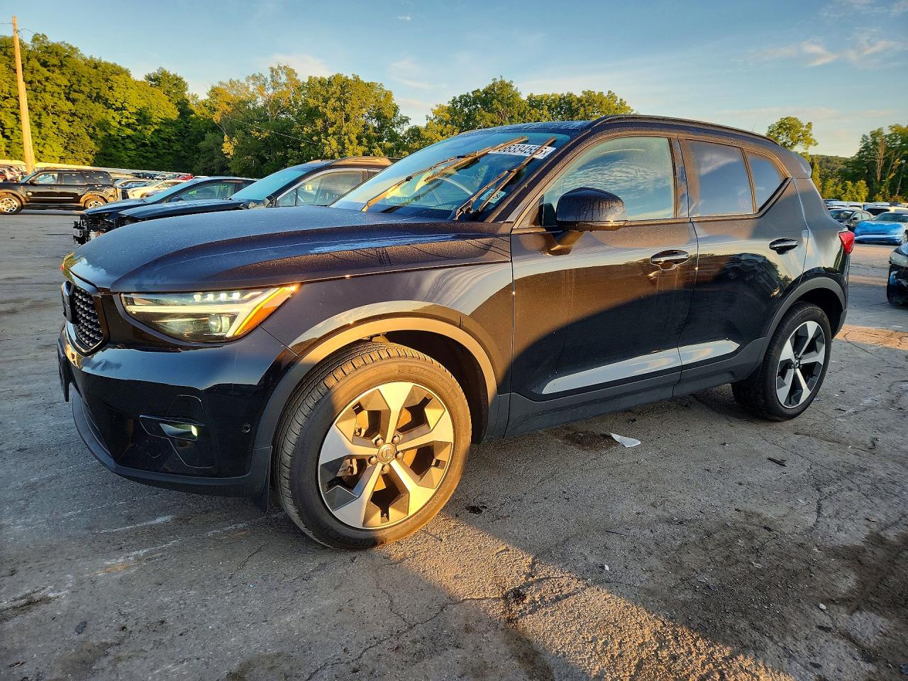 2025 VOLVO XC40