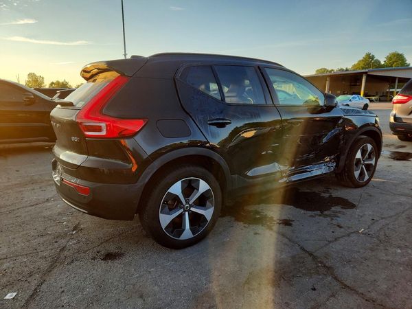 2025 VOLVO XC40