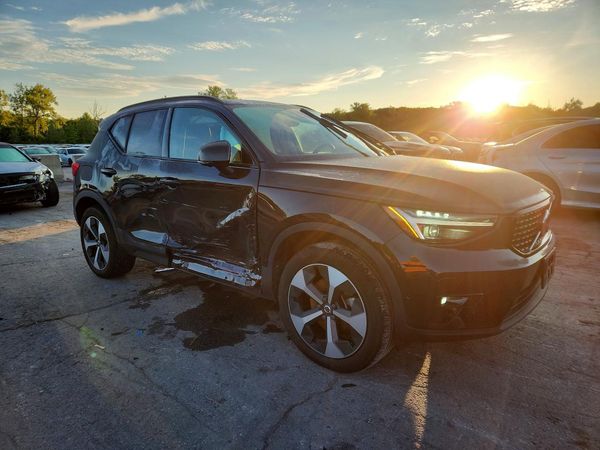 2025 VOLVO XC40