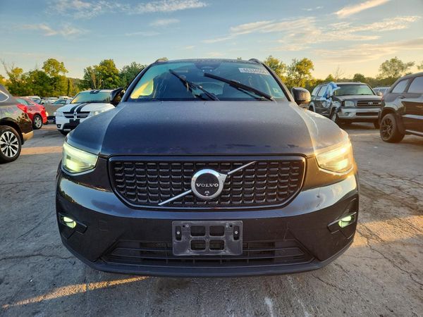 2025 VOLVO XC40