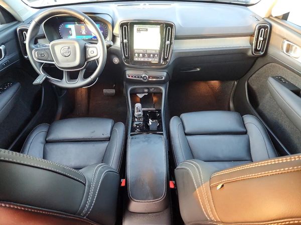 2025 VOLVO XC40