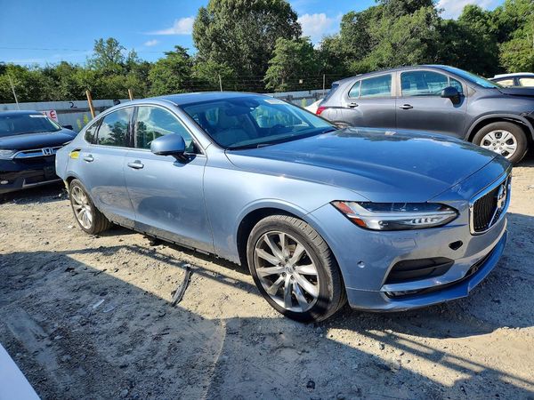 2017 VOLVO S90 Momentum
