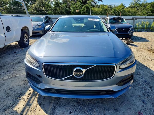 2017 VOLVO S90 Momentum