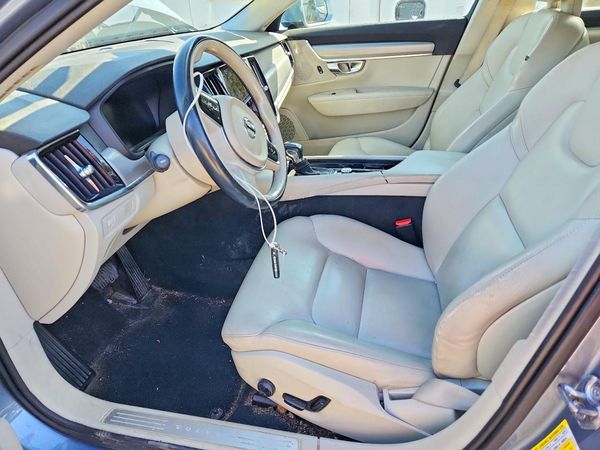 2017 VOLVO S90 Momentum