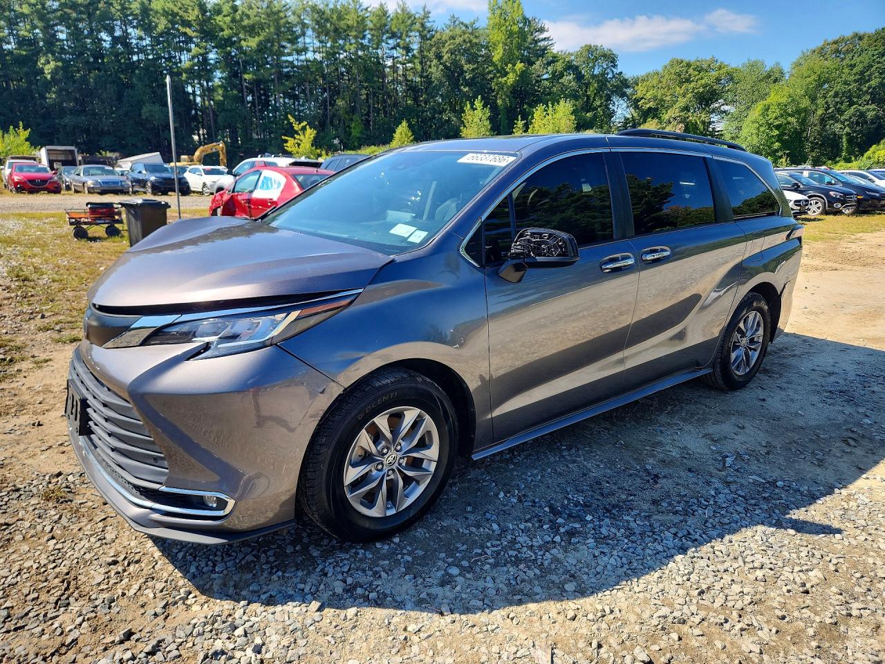 2022 TOYOTA SIENNA XLE