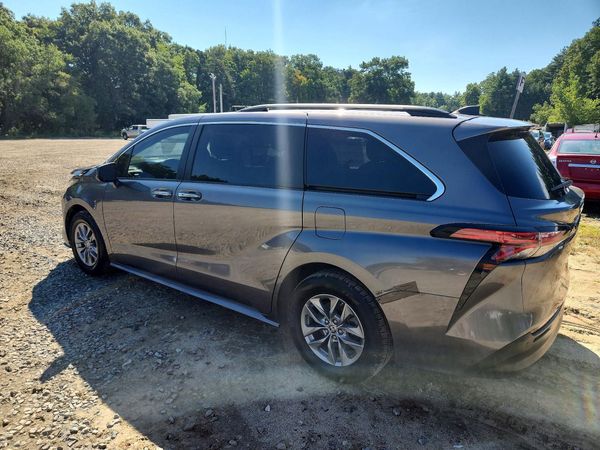 2022 TOYOTA SIENNA XLE