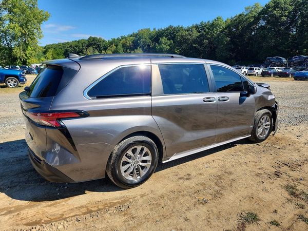 2022 TOYOTA SIENNA XLE