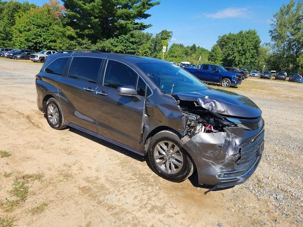 2022 TOYOTA SIENNA XLE