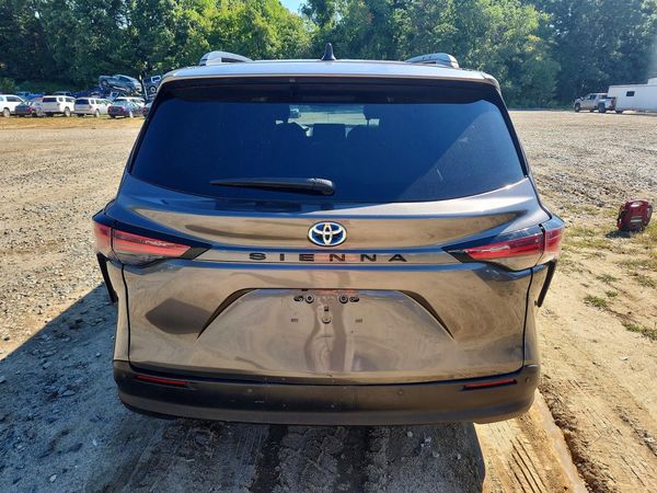 2022 TOYOTA SIENNA XLE