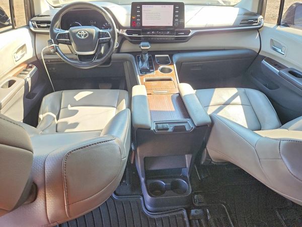 2022 TOYOTA SIENNA XLE