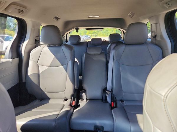2022 TOYOTA SIENNA XLE