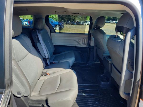 2022 TOYOTA SIENNA XLE