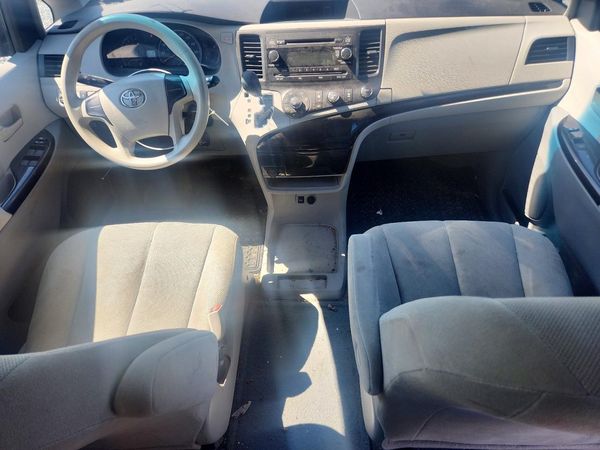 2012 TOYOTA SIENNA