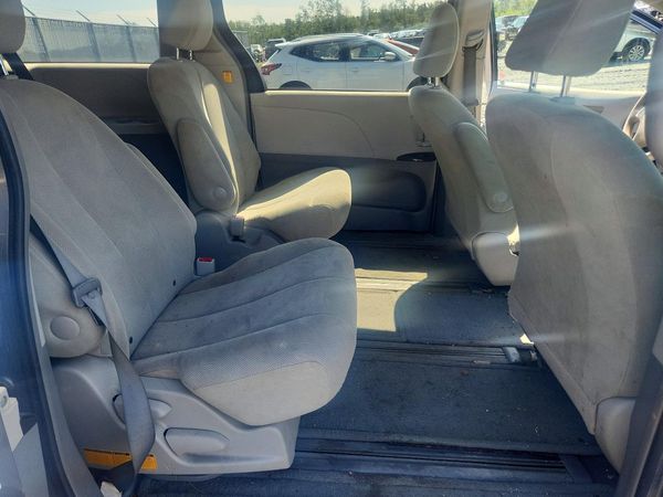 2012 TOYOTA SIENNA