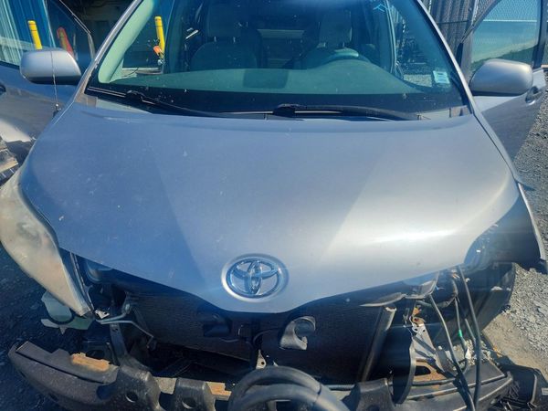 2012 TOYOTA SIENNA