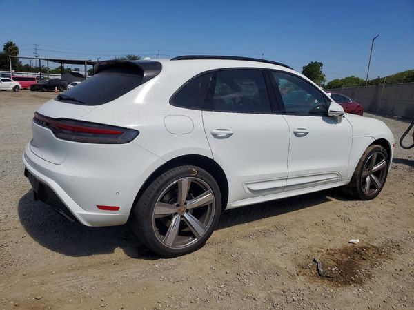 2022 PORSCHE MACAN