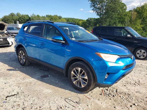 2017 TOYOTA RAV4 LE/XLE Hybrid — Passenger 3/4