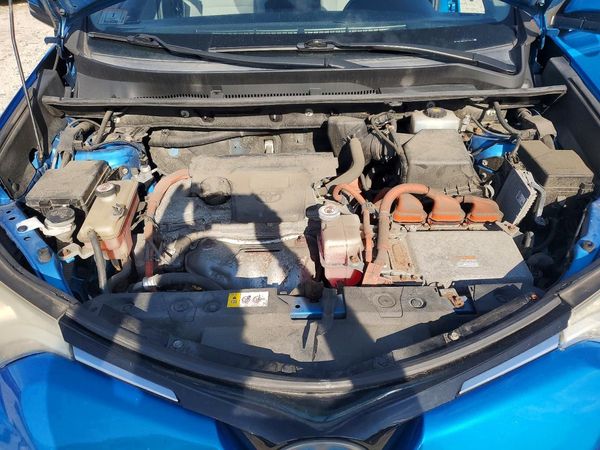 2017 TOYOTA RAV4 LE/XLE Hybrid — Engine bay
