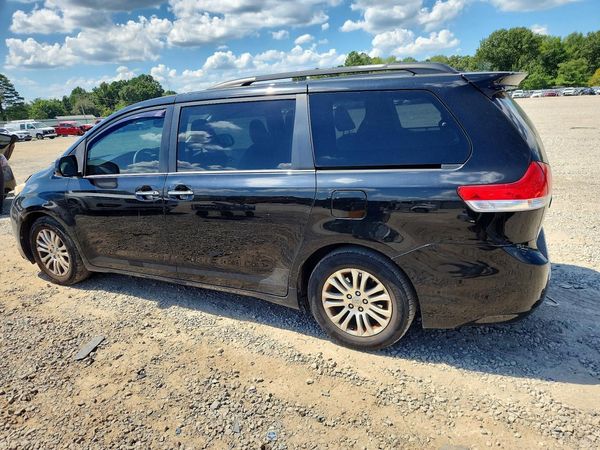 2013 TOYOTA SIENNA