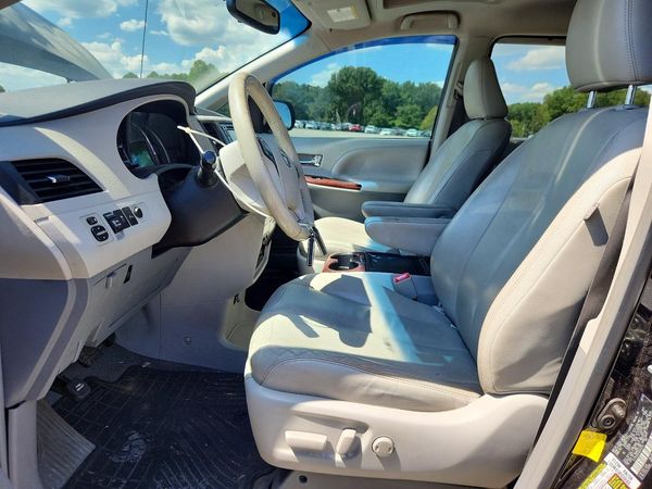2013 TOYOTA SIENNA