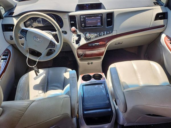 2013 TOYOTA SIENNA