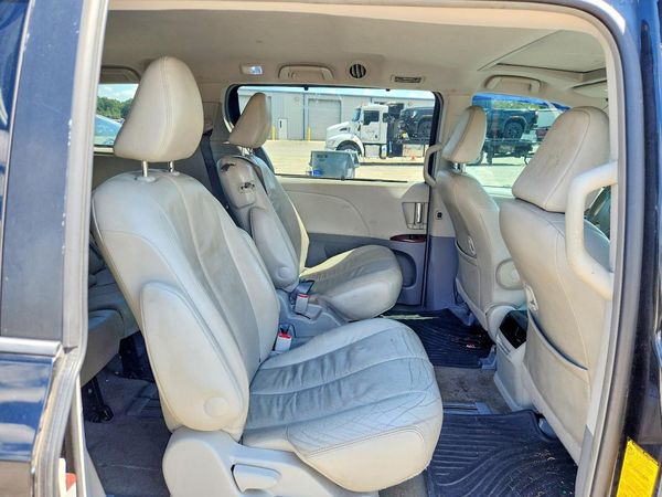 2013 TOYOTA SIENNA