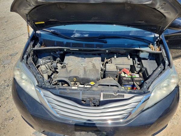 2013 TOYOTA SIENNA
