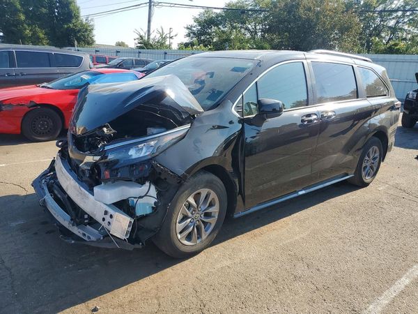 2026 TOYOTA SIENNA XLE — Front 3/4