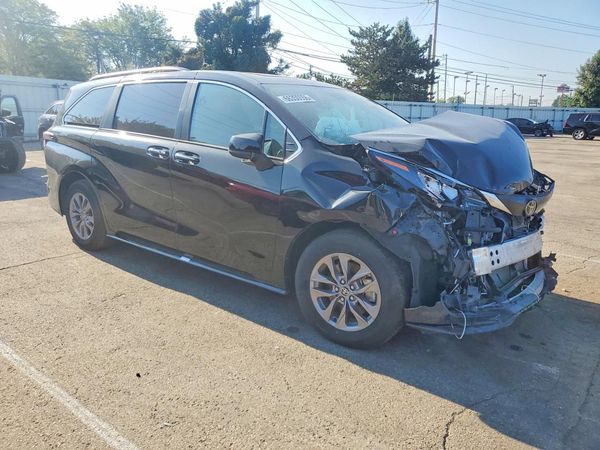 2026 TOYOTA SIENNA XLE — Passenger 3/4