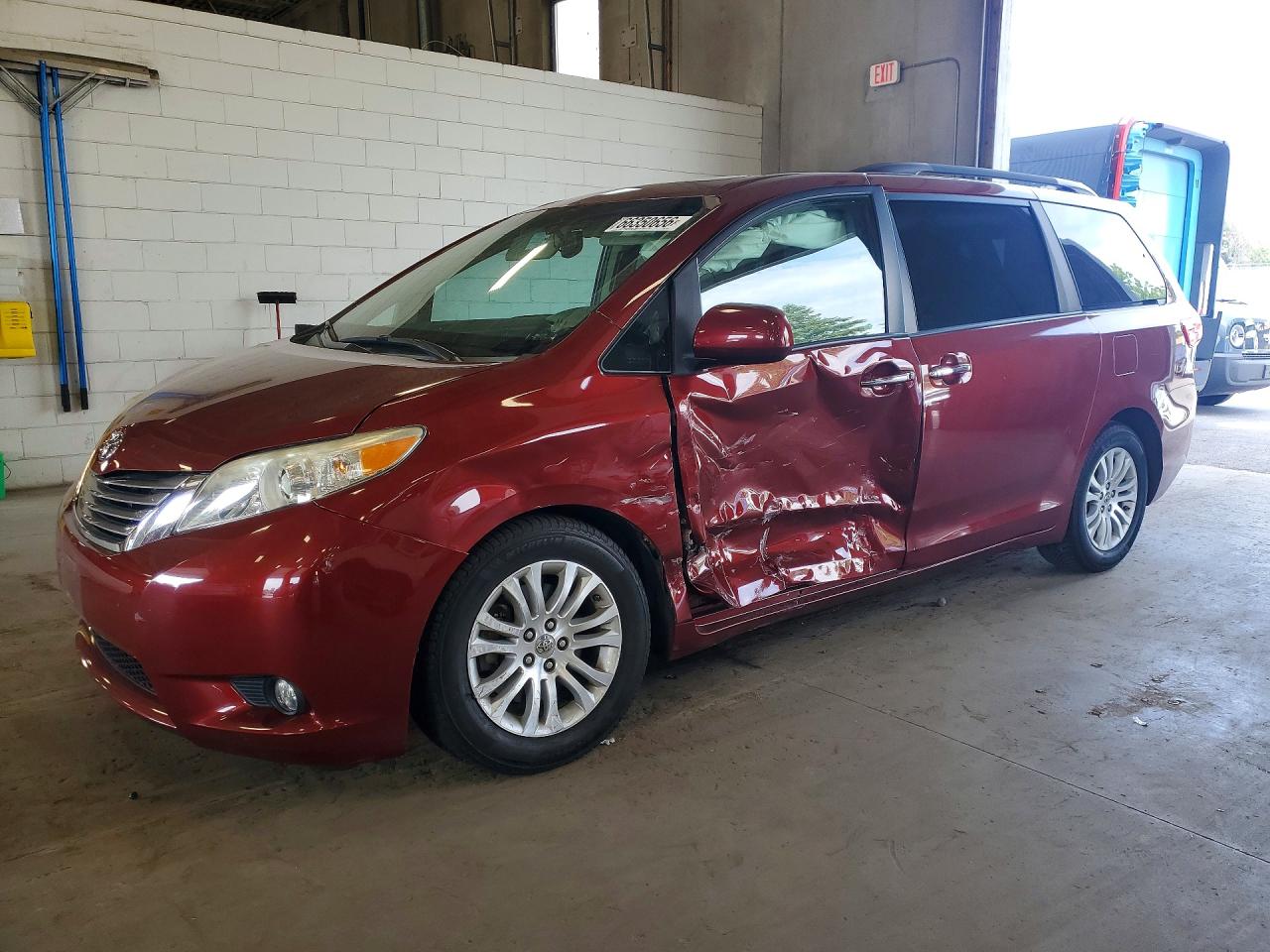 2015 TOYOTA SIENNA