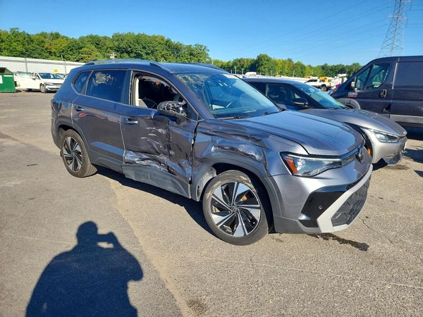 2025 VOLKSWAGEN TAOS 4Motion SE